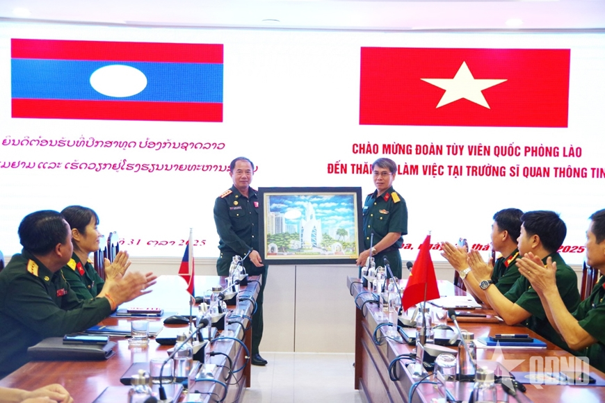 Lao Defense Attaché visits Signal Officer Candidate School